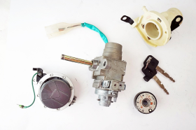 KYMCO PEOPLE S 125 21 25 Ignition switch with fuel cap and 2 original keys