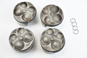 SUZUKI GSX R 600 K1 K2 K3 Pistons complete with original rings and retainers